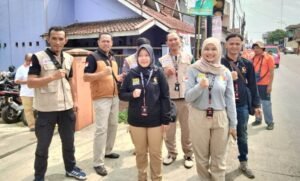 Ketua Panwaslucam Sukaraja bersama jajarannya foto bersama usai memantau kegiatan Flashmob Partai PKS
