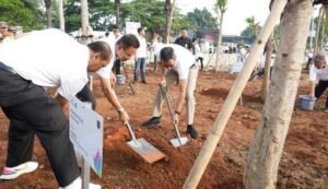 PLN dan Pemprov DKI Gelar Aksi Tanam Pohon di Bantaran Sungai