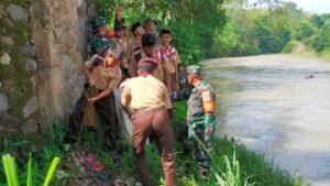 Koramil 0607-01 Sukaraja Bareng Pramuka Bersihkan Sampah di Bantaran Sungai Cimandiri (1)