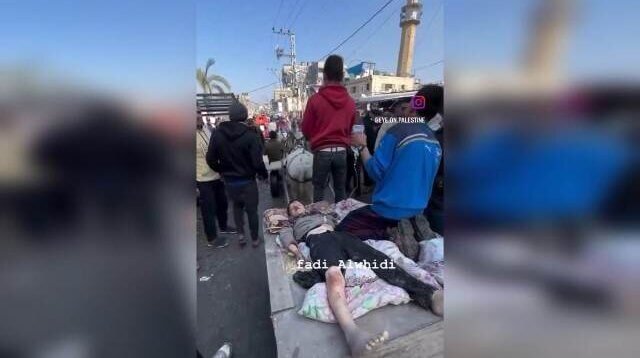 Warga Gaza Evakuasi Korban Luka Menggunakan Gerobak Hewan