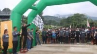 Bupati Sukabumi, H. Marwan Hamami melepas ratusan pelari pada kegiatan Fun Trail Run 2024 di Goalpara Tea Park