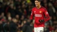 Ekspresi Raphael Varane dalam laga Manchester United vs Aston Villa