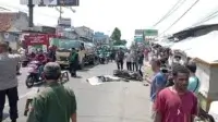 Kecelakaan di Cibatu Cisaat, Seorang Pemotor Tewas Terlindas Tronton (4)