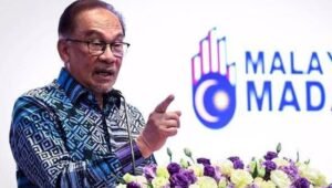 Anwar mengatakan, pemerintah juga sedang mengkaji penyesuaian skema pensiun PNS