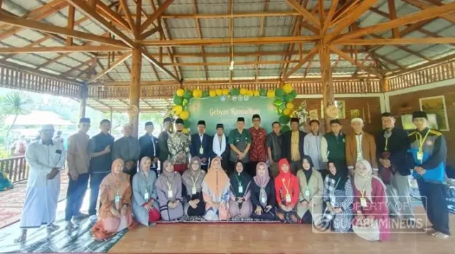 Jajaran Pemerintahan Kecamatan Sukaraja bersama para tokoh agama dan para juri melakukan foto bersama pada kegiatan Lomba Keagamaan yang digelar DeTani Waterpark Sukabumi dalam rangka Gebyar Ramadhan 1445 H. | Foto: sukabumiNews/Prim RK