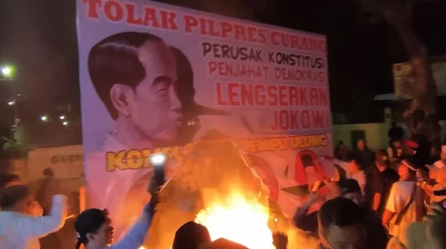 massa_demo_kpu_bakar_baliho_jokowi