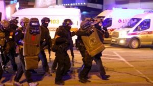 prajurit-rosgvardia-garda-nasional-rusia-berjalan-menuju-balai-kota-crocus-di-tepi-barat-moskow-rusia-jumat-22-maret-2024_169