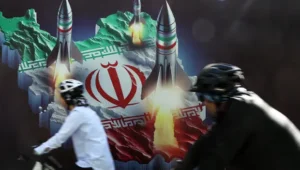 Orang-orang bersepeda di sepanjang jalan di Teheran, Iran