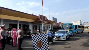 Polres Sukabumi Kota Berangkatkan Puluhan Pemudik Warga Cirebon Secara Gratis (1)