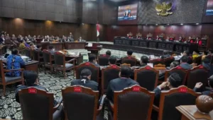 Suasana saat digelar sidang perselisihan hasil pemilihan umum dengan menghadirkan saksi Dewan Kehormatan Penyelenggara Pemilu di Mahkamah Konstitusi, Jakarta copy