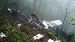 Puing-puing helikopter Presiden Iran Ebrahim Raisi di lokasi kecelakaan di sebuah gunung di kawasan Varzaghan, barat laut Iran, 20 Mei 2024.