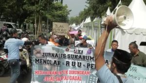 Tolak RUU Penyiaran, Jurnalis Sukabumi Lakukan Aksi di Balai Kota dan Gedung DPRD