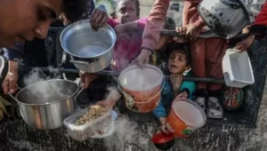 Anak Palestina antre untuk mendapatkan makanan di kamp Khan Younis, Jalur Gaza Selatan, Sabtu (15-6-2024).