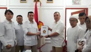 Ketua DPC Gerindra Kota Sukabumi Lutfi Achmad menyerahkan berkas Pendaftaran Bacaonl Walikota Sukabumi ke DPC Gerindra
