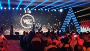 Presiden Jokowi menyerahkan Golden Visa kepada Shin Tae-yong