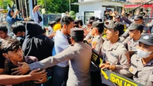 bentrok saat aksi unjuk rasa