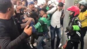 Bentrok Sopir Angkot dan Ojol di Sukabumi, Kaca Depan Satu Unit Angkot Pecah Dirusak