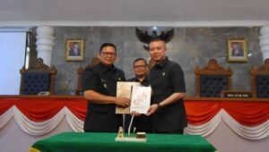 Hadiri Paripurna DPRD, Pj Wali Kota Sampaikan Tanggapan dan Jawaban atas Pandangan Umum Fraksi_