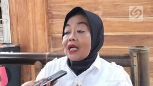 Kades Cikujang, Heni Mulyani