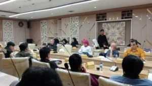 Komisi V DPRD Jabar menerima audiensi mahasiswa dari Badko HMI, di ruang rapat Komisi V DPRD Jabar, Kamis (8-8-2024)