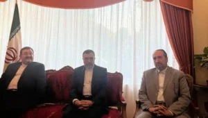 Wakil Menteri Luar Negeri Republik Islam Iran dan Ketua Institut Studi Politik dan Internasional Iran (IPIS) Mohammad Hassan Sheikholeslami (tengah) dalam konferensi pers di Jakarta