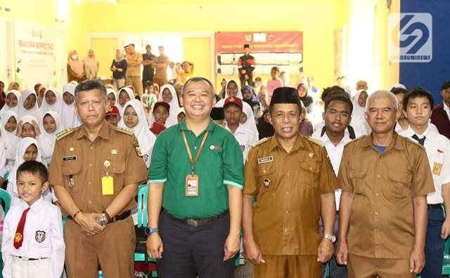 PT SCG kembali memberikan beasiswa kepada 552 pelajar berprestasi di Kabupaten Sukabumi. Penyerahan dihadiri oleh Administration General Manager PT Semen Jawa, Indra Leksono (tengah), Camat Gunungguruh, Kusyana (kiri), Kepala Desa Kebonmanggu, Rasnita (kanan), Iman Ruhiyat selaku Tim Kerja Sama Desa Dinas Pemberdayaan Masyarakat Desa. | Ist