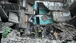 Penyelamat membersihkan puing-puing bangunan tempat tinggal yang hancur akibat serangan Rusia di Hlukhiv, Ukraina (AP)