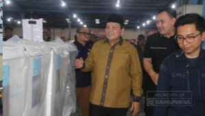 Pj Bupati Bogor Bachril Bakri bersama rombongan meninjau langsung ke Gudang penyimpanan logistik KPU
