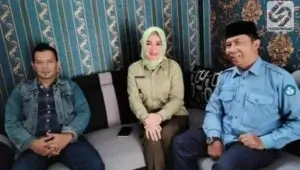 Camat Sukalarang Ratu Badrijawati didampingi Ketua PGRI Ujang Supriani dan Ketua PPK Kecamatan Sukalarang