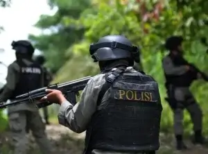 Polisi (Brimob) dengan senjata api