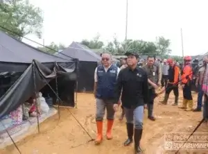 Wabup Sukabumi Dampingi Menteri LH Berikan Bantuan di Lembursawah Pabuaran_